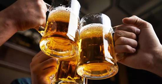 断片的现象在饮酒人士，尤其是大学生中十分普遍。