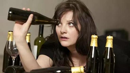 酒精可以使大脑中记忆具体时间地点的区域失效。