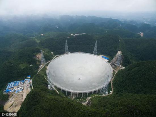 ▲位于贵州黔南州平塘县大窝凼的500米口径球面射电望远镜（FAST）。图片来自视觉中国。