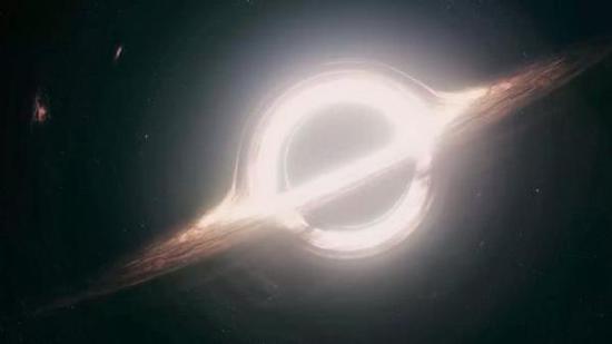 电影星际穿越当中的黑洞，周围的亮环是由气体构成的吸积盘（图片来源：电影《星际穿越》）