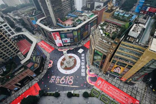 去年618期间，京东在重庆解放碑铺了9000平米的巨型红色地贴。同时还推出了无人超市、人工智能、3D视觉店铺体验活动
