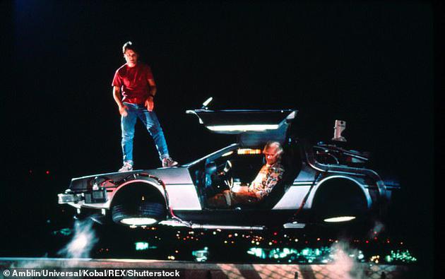 在时间穿梭电影《回到未来》中，迈克尔•J•福克斯（Michael J。 Fox）饰演的角色名叫麦克弗莱。对他来说，未来并不是固定不动的，而是由各种各样的可能性组成。科学家发明的装置可比片中的Delorean跑车（即时光穿梭机）小得多了。