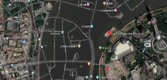 这些路…出现在了黄浦江里。emmm，人民英雄纪念碑附近出现时空扭曲了？