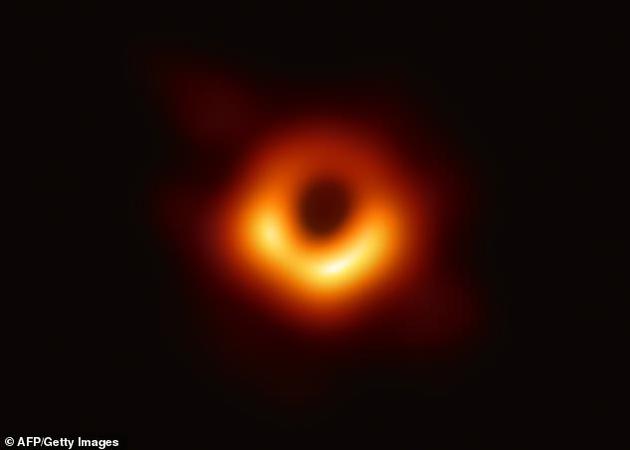 在另一项研究中，近期科学家首次成像一个黑洞，获得黑洞第一张照片，目前科学家最新实验表明，“霍金辐射”理论是正确的。